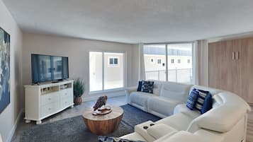 Condo, varias camas, balcón, vista al océano (#312 - No Pets) | Área de sala de estar | Televisión de pantalla plana de 42 pulgadas con canales digitales