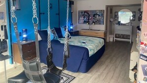 Makuuhuoneessa on sänky, riipputuoli, työpöytä ja vaatekaappi.