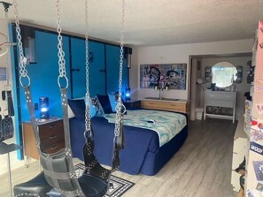 デザイン ルーム キングベッド 1 台 | 客室ごとに異なる装飾、客室ごとに異なるインテリア、WiFi (無料)