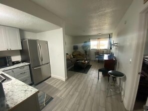Suíte premier, 1 quarto | Individualmente decorados, individualmente mobiliados, Wi-Fi de cortesia