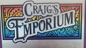 Tarra, jossa lukee violetilla pohjalla teksti ”Craig’s Emporium”.