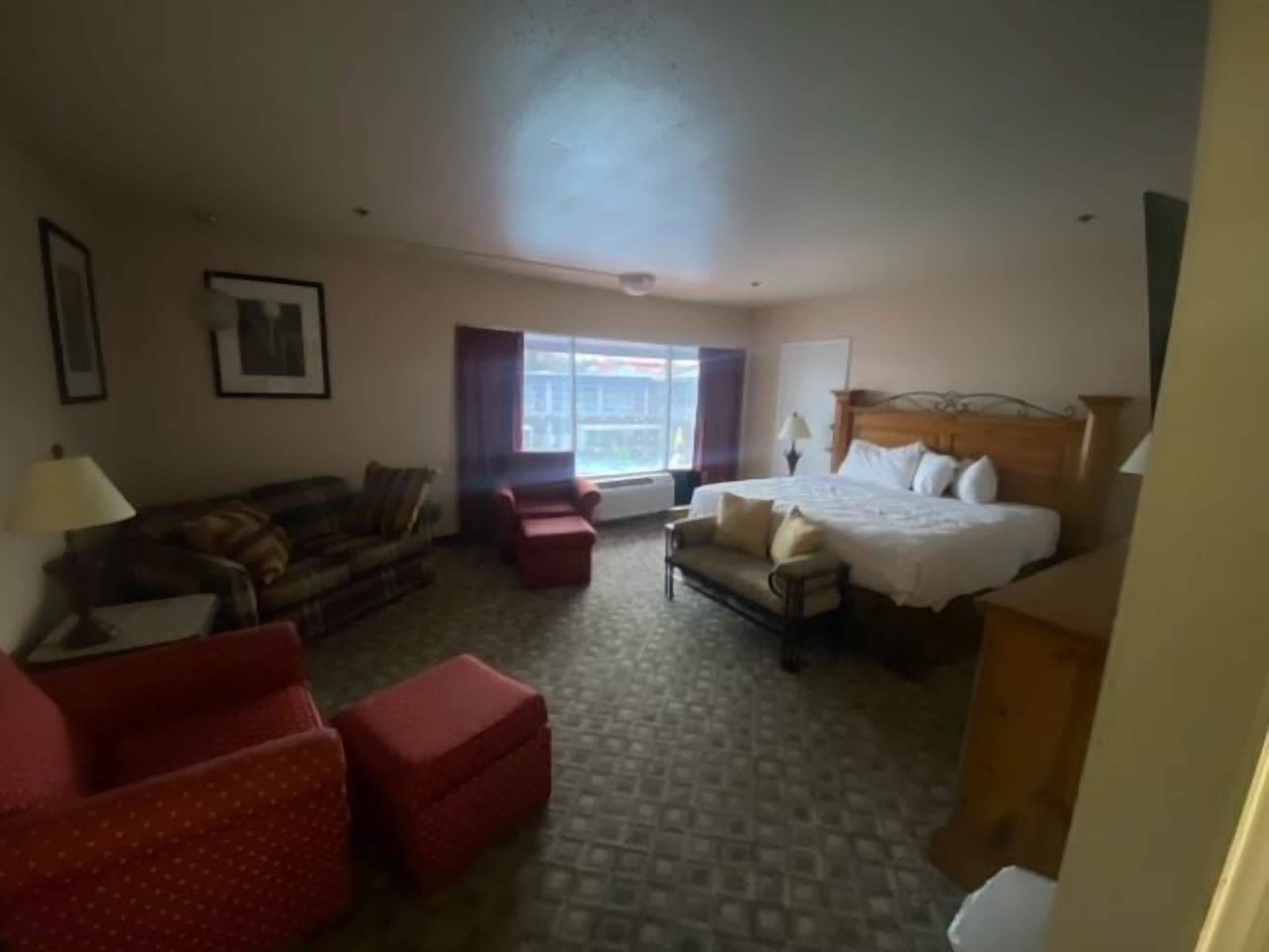 Deluxe Room, 1 King Bed | WiFi (free), individually decorated, individually furnished