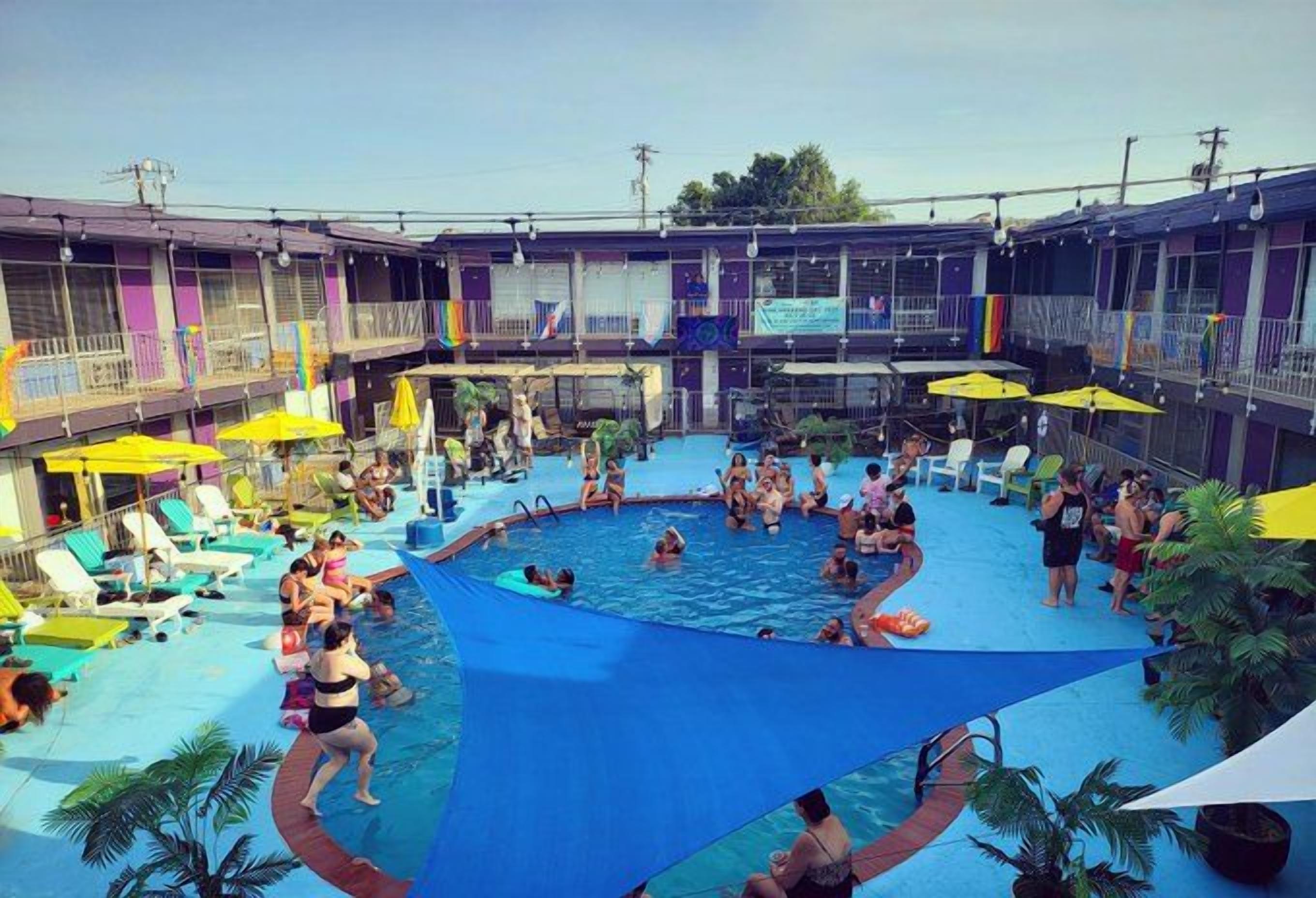 Una piscina al aire libre de temporada, camas de piscina con cargo