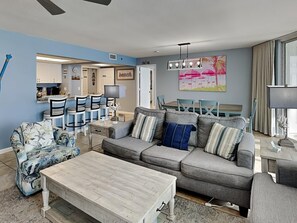 Condo, varias camas, balcón, vista al océano (#901 - No Pets Allowed) | Área de sala de estar | Televisión de pantalla plana de 40 pulgadas con canales por cable