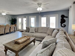 ハウス ベッド (複数台) プールアクセス オーシャンビュー (Sea Struck) | リビング エリア | 50 インチの薄型テレビ (デジタル放送視聴可)、テレビ