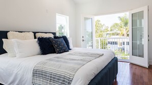 A bedroom with a large bed, a view of the outdoors through a sliding glass door, and a white ceiling. - Ince by Avantstay 100 Meters to Amazon Studios (Culver City)
