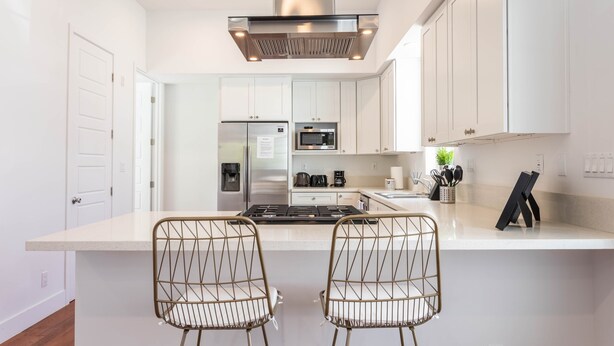 House (3 Bedrooms) | Private kitchen | Fridge, microwave, oven, stovetop - Ince by Avantstay 100 Meters to Amazon Studios (Culver City)