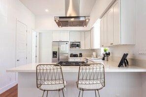 Private kitchen - Ince by Avantstay 100 Meters to Amazon Studios (Culver City)