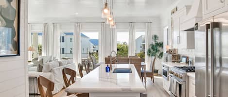 Hus - flera sängar - balkong - utsikt mot poolen (Triple Seaclusion) | Eget kök | Kylskåp, mikrovågsugn, ugn och spishäll