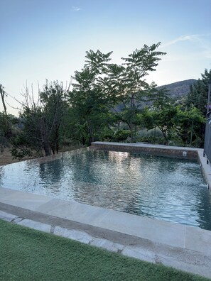 Piscine extérieure, chaises longues