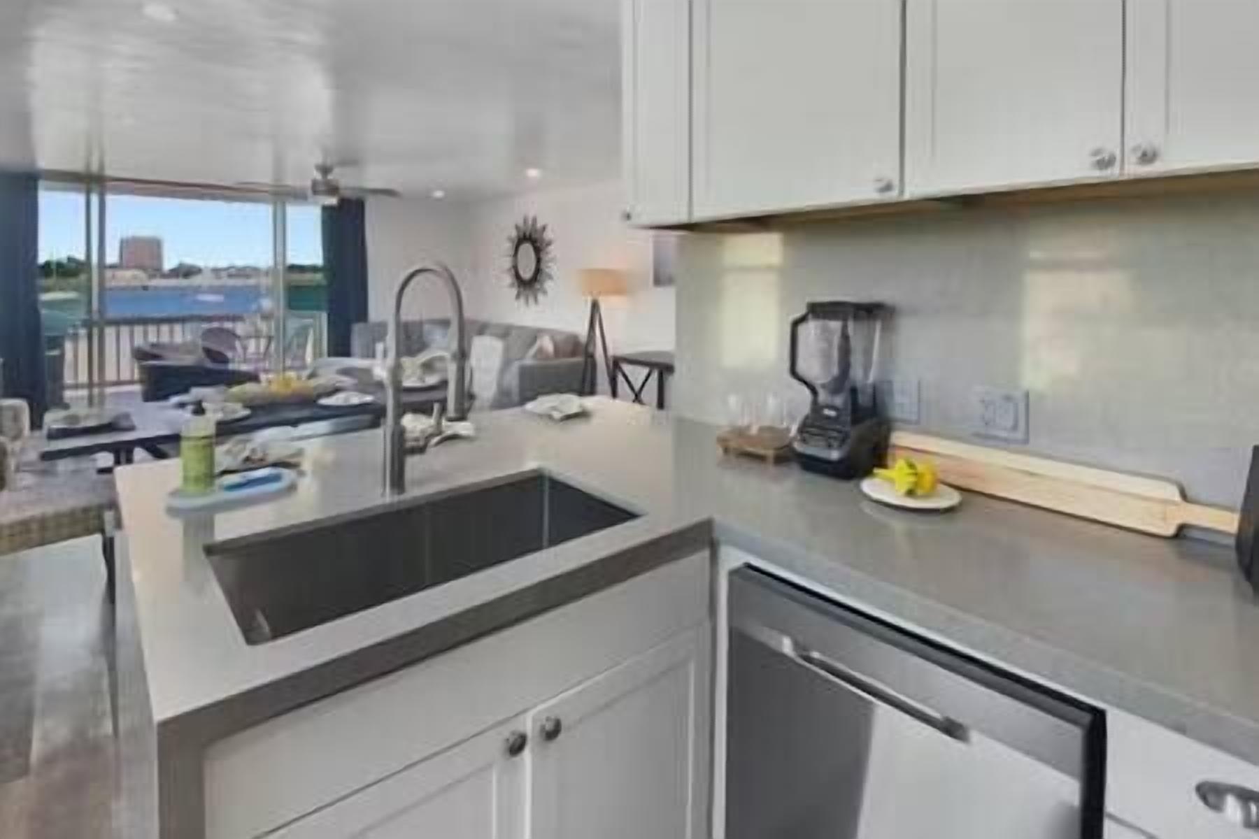 Jääkaappi, kahvin-/teenkeitin, keittoastiat/astiat/ruokailuvälineet