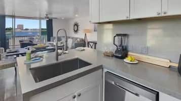 Jääkaappi, kahvin-/teenkeitin, keittoastiat/astiat/ruokailuvälineet