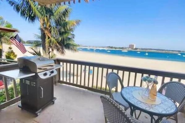 Outdoor dining - Bayfront Condo in Mission Beach (San Diego)