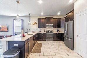 Kylskåp, mikrovågsugn, ugn och spishäll