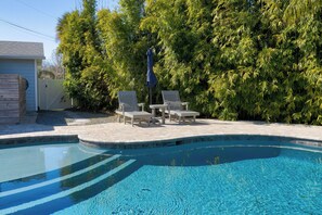 Et oppvarmet basseng