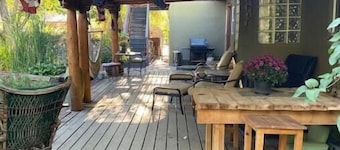 Guadalupe Casita. 2.2 miles to Balloon park. Great views! Lovely Hot Tub.