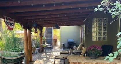 Guadalupe Casita. 2.2 miles to Balloon park. Great views! Lovely Hot Tub.