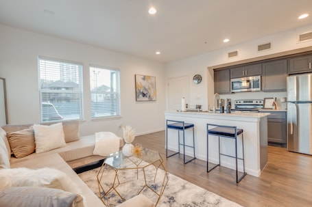 Smart TV, stereo. 1 BR 1 BA Luxury - Museum District & Downtown HTX
