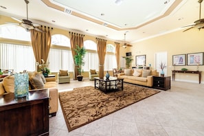 TV, DVD player, table football - New Listing! Watersong Resort, 9mi to Disney & 18mi to Universal - FS384051 (Davenport)