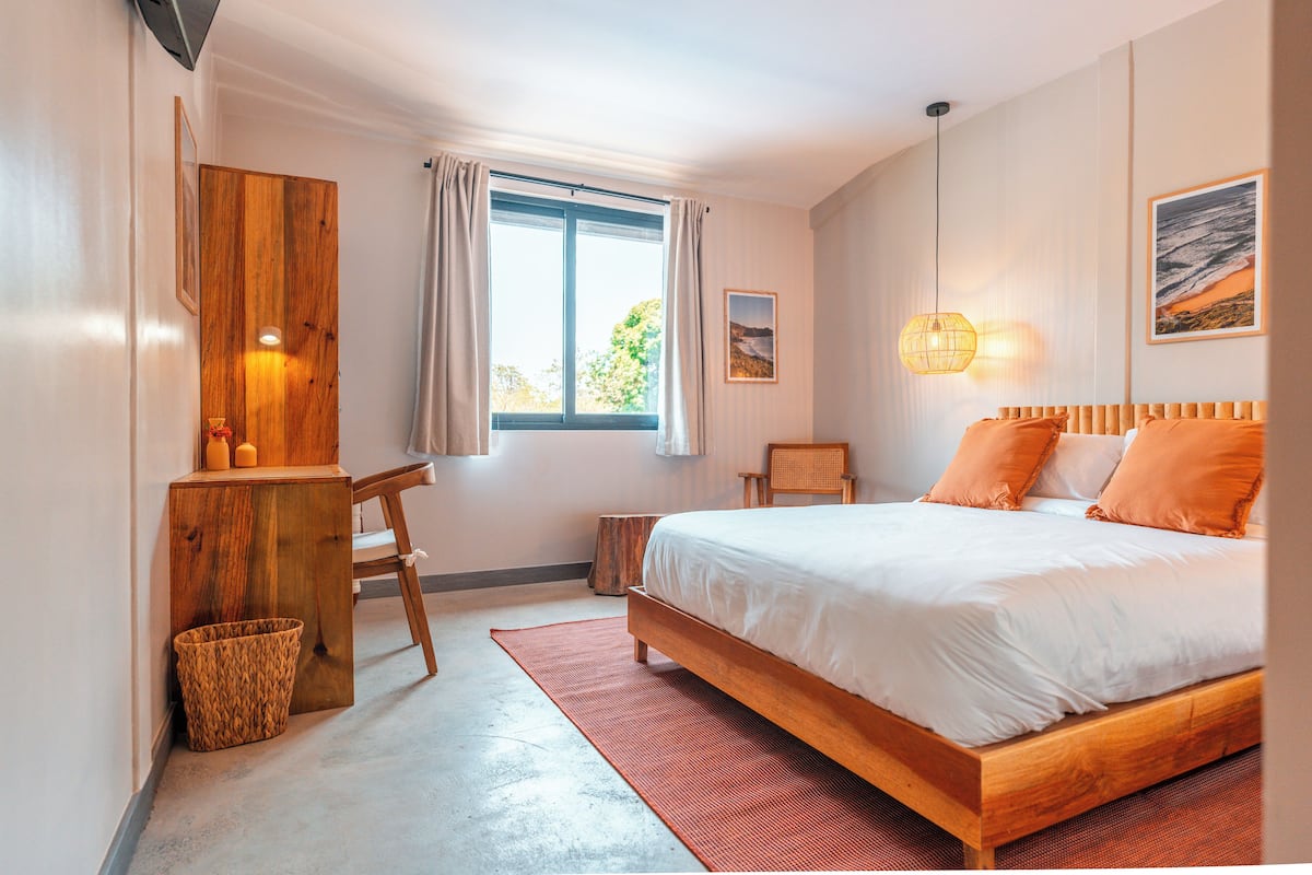 Garden View Queen | Free WiFi, bed sheets