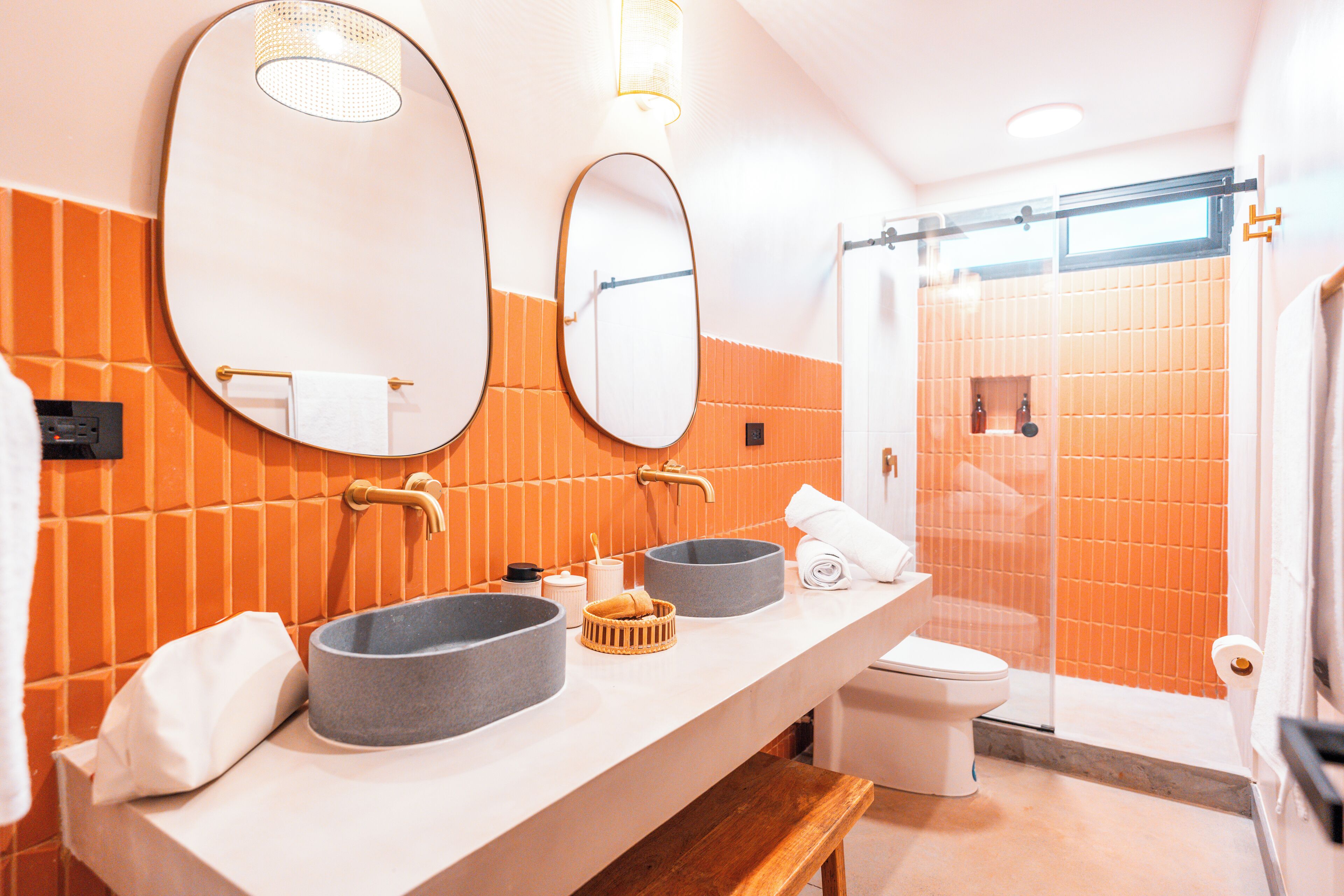 Ein Badezimmer mit zwei Waschbecken, einer Toilette und einer Dusche.