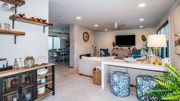 Smart TV, chimenea y futbolito