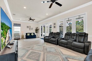 Tv, tv-spel, dvd-spelare och bordsfotboll