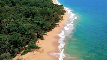 Una spiaggia nelle vicinanze