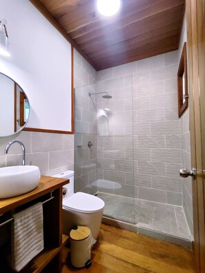 Shower, towels, soap, shampoo - Casa Ceiba - Casa en la Jungla en Playa Bluff (Bocas del Toro)