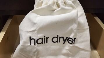 Douche, sèche-cheveux, serviettes fournies, savon