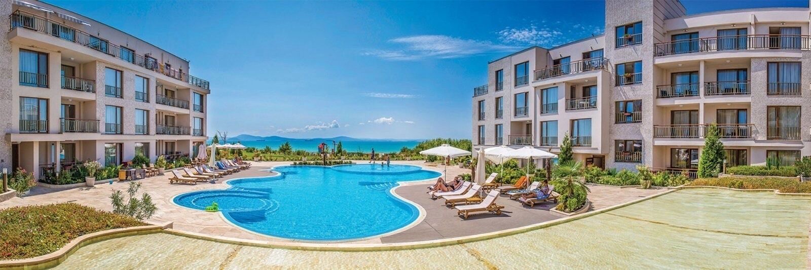 Una piscina al aire libre de temporada