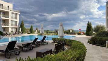 Hồ bơi ngoài trời phục vụ theo mùa