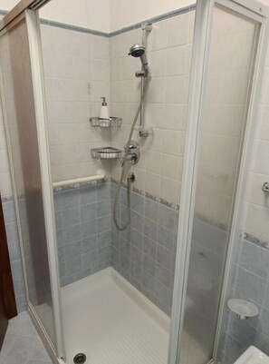 Asciugacapelli, bidet, asciugamani, sapone