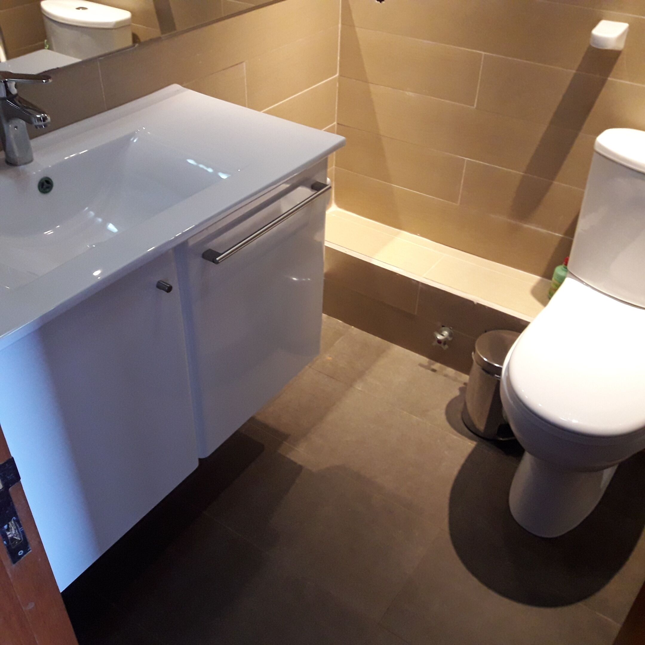 Un baño con lavamanos blanco, inodoro y bañera.