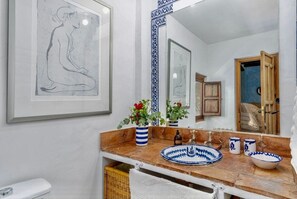 Secadora de cabello, toallas, jabón, papel de baño 