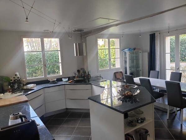 Fridge, oven, stovetop, dishwasher - Maison A 30mns DE Paris .pres D Asterix.chantilly, Senlis .disney (BARON)