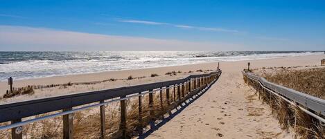 På stranden, solsenger og strandhåndklær