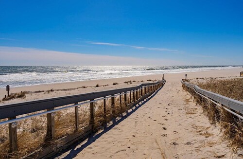 Oceanfront Escape Just Steps to Beach & Boardwalk with 4 beach badges 2 car park