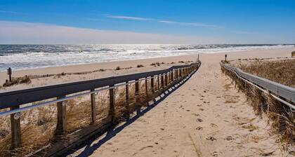 Oceanfront Escape Just Steps to Beach & Boardwalk with 4 beach badges 2 car park