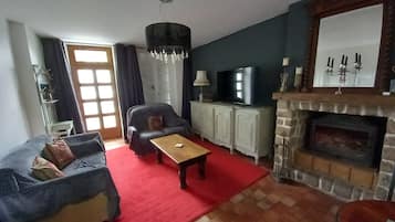 Smart TV, fireplace, books