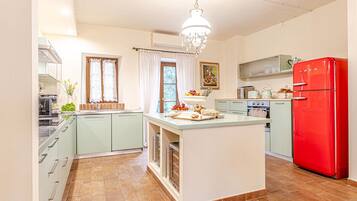 KĂŒhlschrank, Mikrowelle, Ofen, Herdplatte