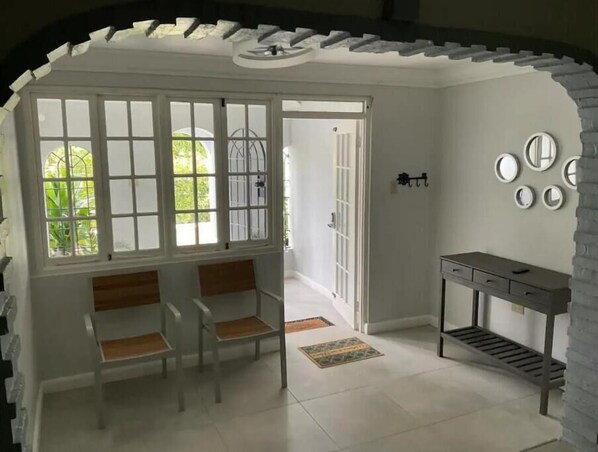 Interior - Luxury Home Away from Home in Queensboro (Kingston)