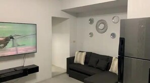 Smart TV - Modern Luxury Home in Queensboro (Kingston)