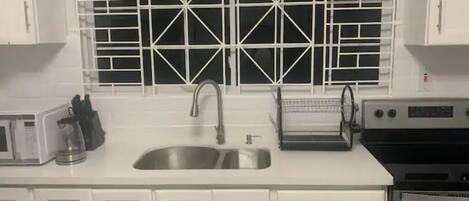 Een koelkast, een microgolfoven, een oven, een kookplaat