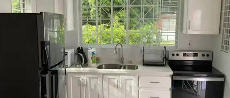 Een koelkast, een magnetron, een oven, een kookplaat