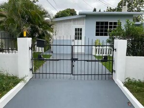 Property grounds - Modern Luxury Home in Queensboro (Kingston)