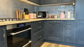 House | Private kitchen | Fridge, microwave, oven, stovetop