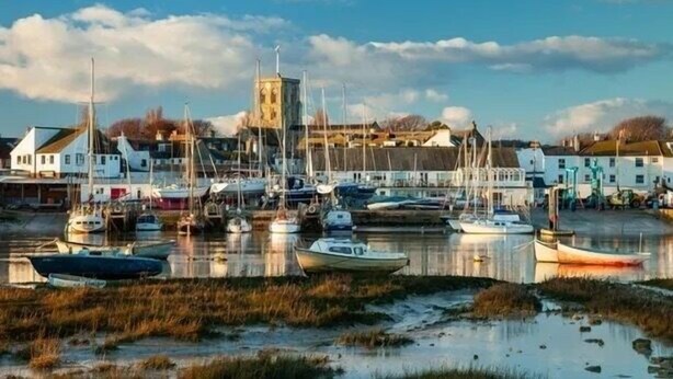 A marina with boats docked, a church with a tower, and buildings along the waterfront. - House few Mins From Beach With hot tub & Sauna (Shoreham-by-Sea)