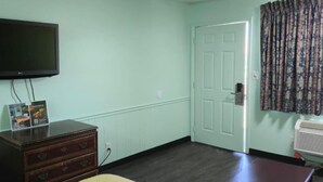 Desk, WiFi (free), bed sheets - Travelers Inn Winston-Salem University (Winston-Salem)