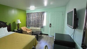 Desk, WiFi (free), bed sheets - Travelers Inn Winston-Salem University (Winston-Salem)